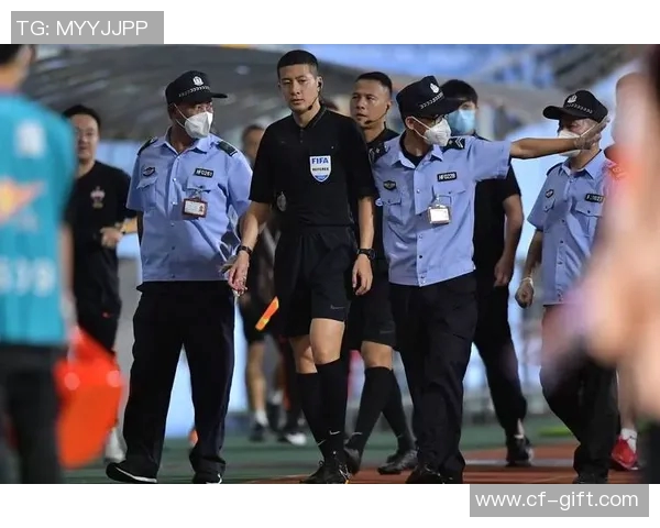 利拉德赛场爆发小插曲裁判及时介入化解冲突保障比赛顺利进行 利拉德赛场爆发小插曲裁判及时介入化解冲突保障比赛顺利进行